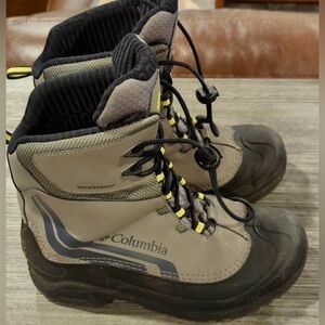 Columbia Bugaboot Insulated Snow Boot Youth size 6